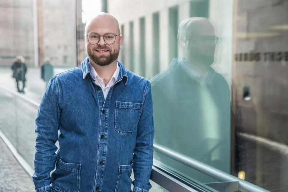 Porträt Dr. Alexander Rácz, Kunsthistoriker, Kurator und Sachverständiger